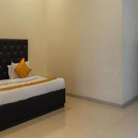 Hotel O Marigold Surat Bagian luar foto