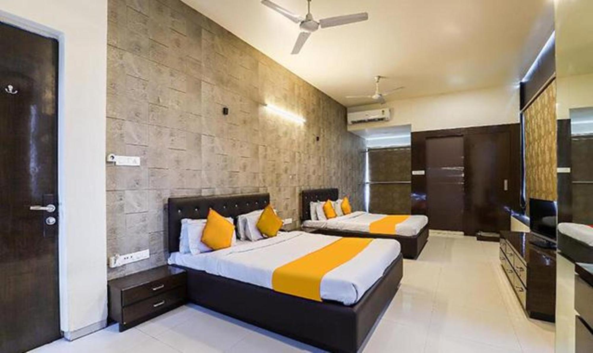 Hotel O Marigold Surat Bagian luar foto