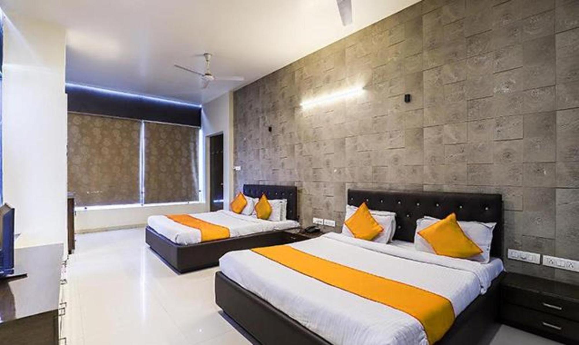 Hotel O Marigold Surat Bagian luar foto