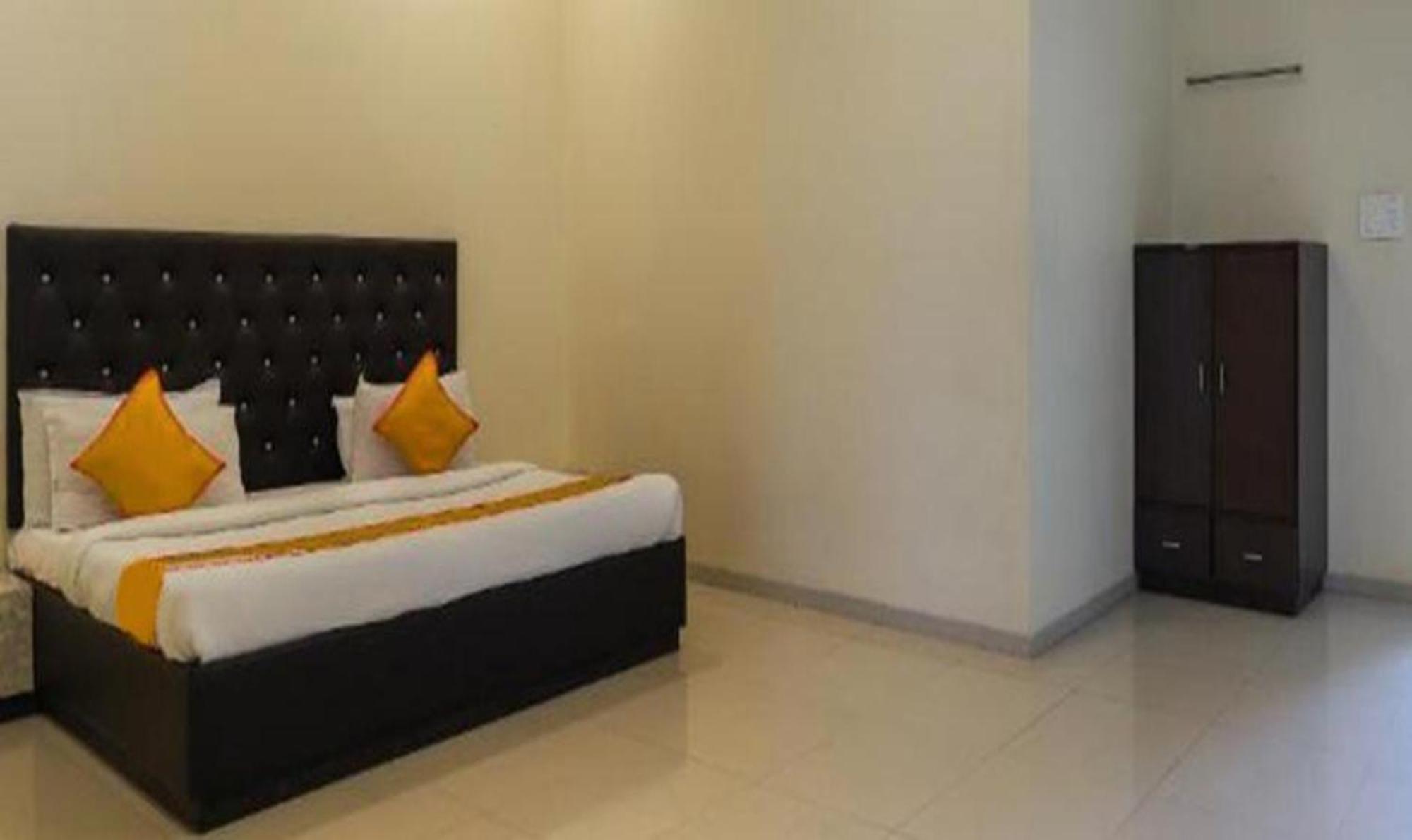 Hotel O Marigold Surat Bagian luar foto