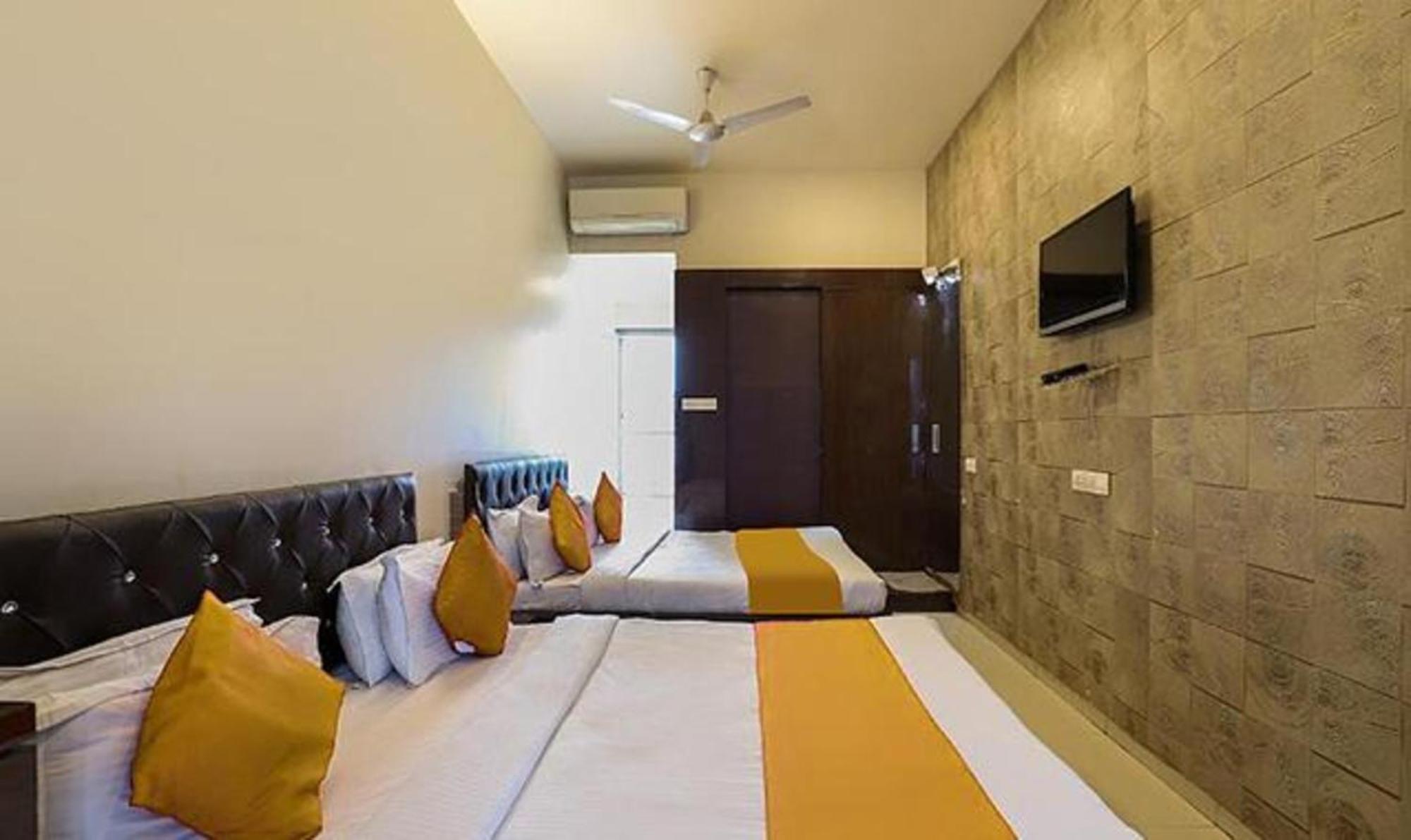 Hotel O Marigold Surat Bagian luar foto