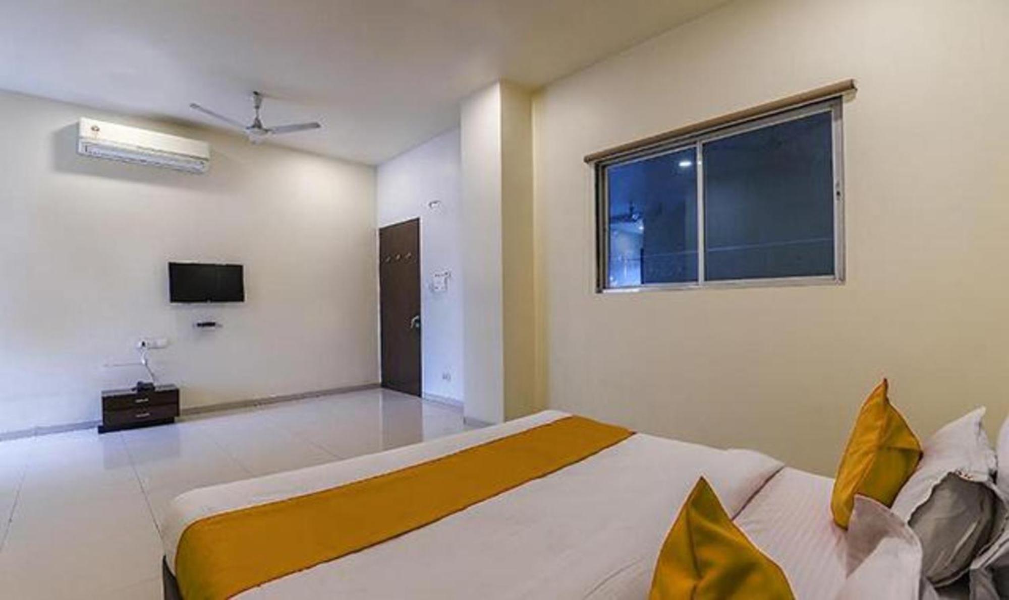 Hotel O Marigold Surat Bagian luar foto